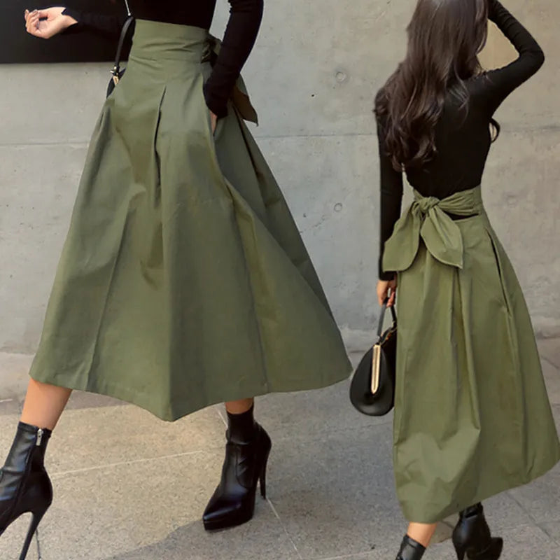 The high-waisted A-line skirt is a refined and timeless piece. This skirt accentuates the waist and the silhouette.